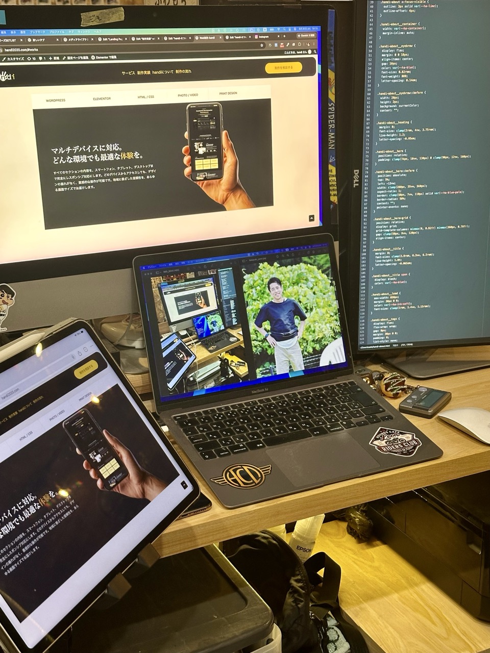 明るいデザインスタジオのワークスペース